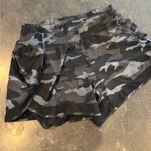 Athleta Mesh Racer Run Short 4" Black Camo Lux Size Small